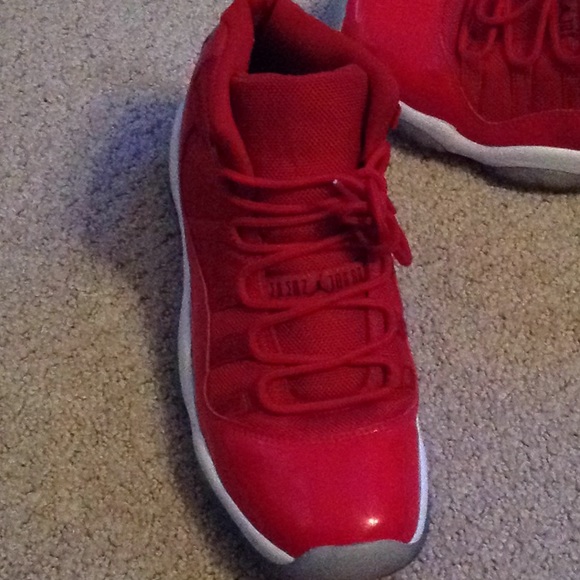 Red Jordan 11 - Picture 3 of 4